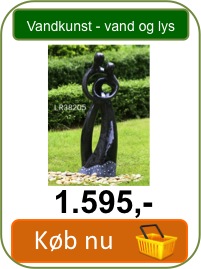 Vandfont�ne som kunst i haven med omfavnende par med b�de lys og vand